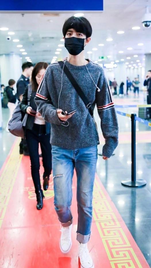 烂大街的经典匡威,肖战只不过搭配了"卷边裤",就潮流帅气_牛仔裤_样式