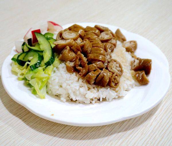 新鲜肥肠到店加工具有重庆特色的隆江猪蹄饭味道鲜美 营养健康快捷不