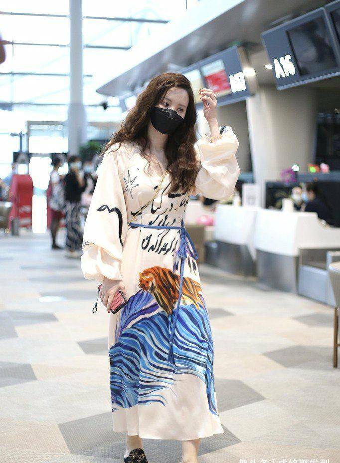 设计 40岁张萌衣品真好,基础款衬衣配个性马甲清丽可人,时尚又减龄