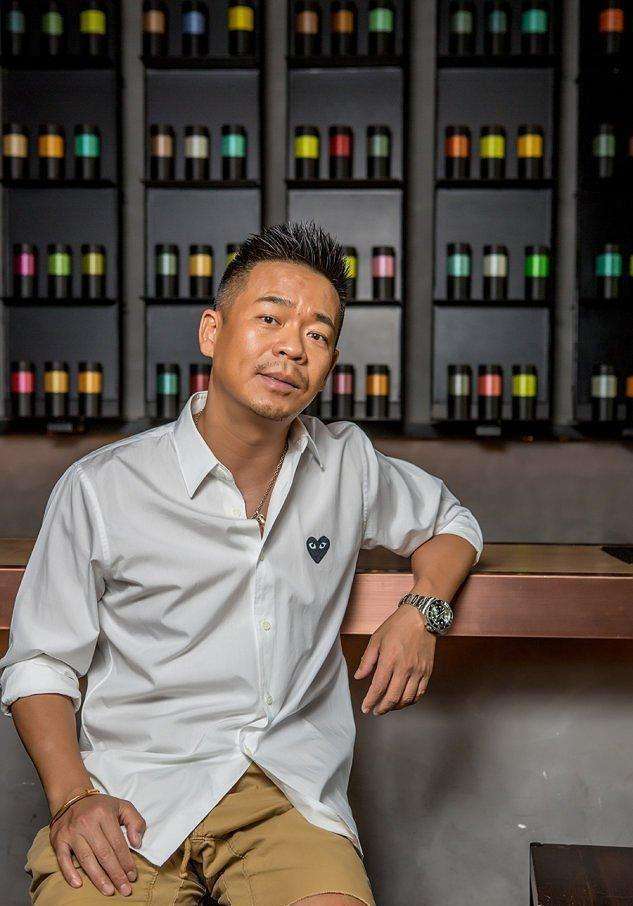 身份|他被称作是张嘉益的“小跟班”，以歌手身份出道，却在转型后被骂！