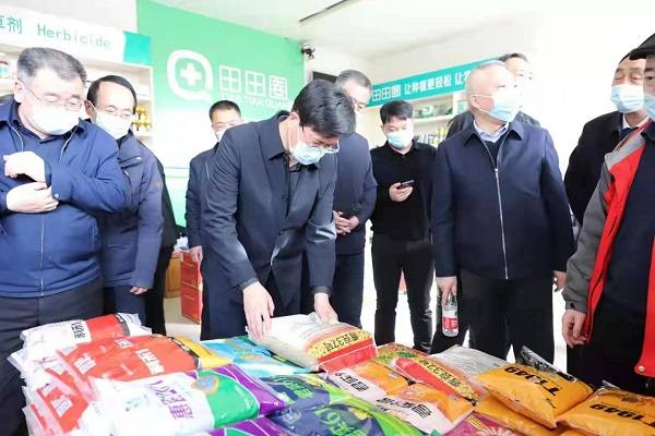 省农机发展中心主任冯京民,副主任张建中,临汾市市委副书记黄巍,副