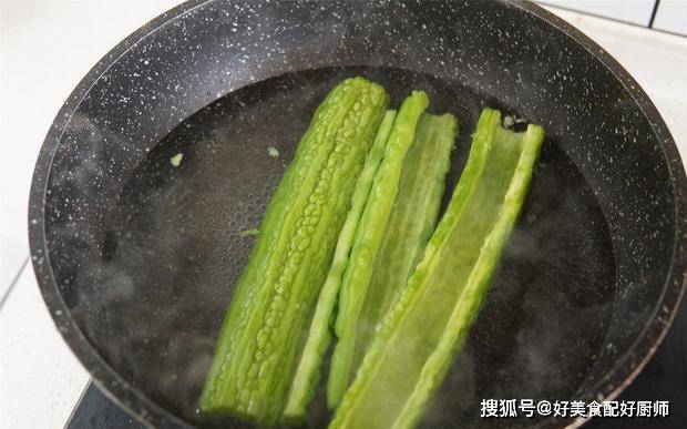 不炒不涼拌,加雞蛋蒸5分鐘賊香,夏季好菜_苦瓜_苦味_食材