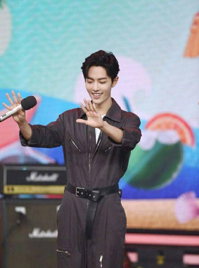 设计 29岁华晨宇和28岁肖战撞衫，同一件连体工装裤，你觉得谁更帅气？