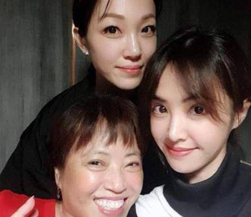 关系“冻龄姥姥”火了,27年前抱着女儿,如今抱着外孙女,更漂亮了