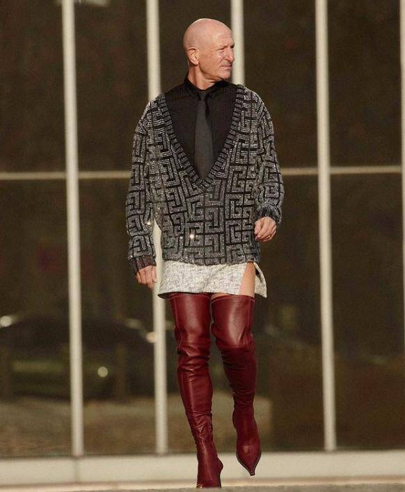 高跟鞋 61岁德国肌肉大叔穿短裙登上杂志,上班也穿小裙子,还火遍外网