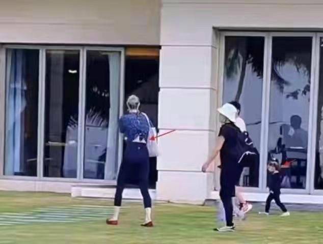 全家 撒贝宁全家出游！混血儿子跟他穿亲子装罕见露正脸，李白身材好辣