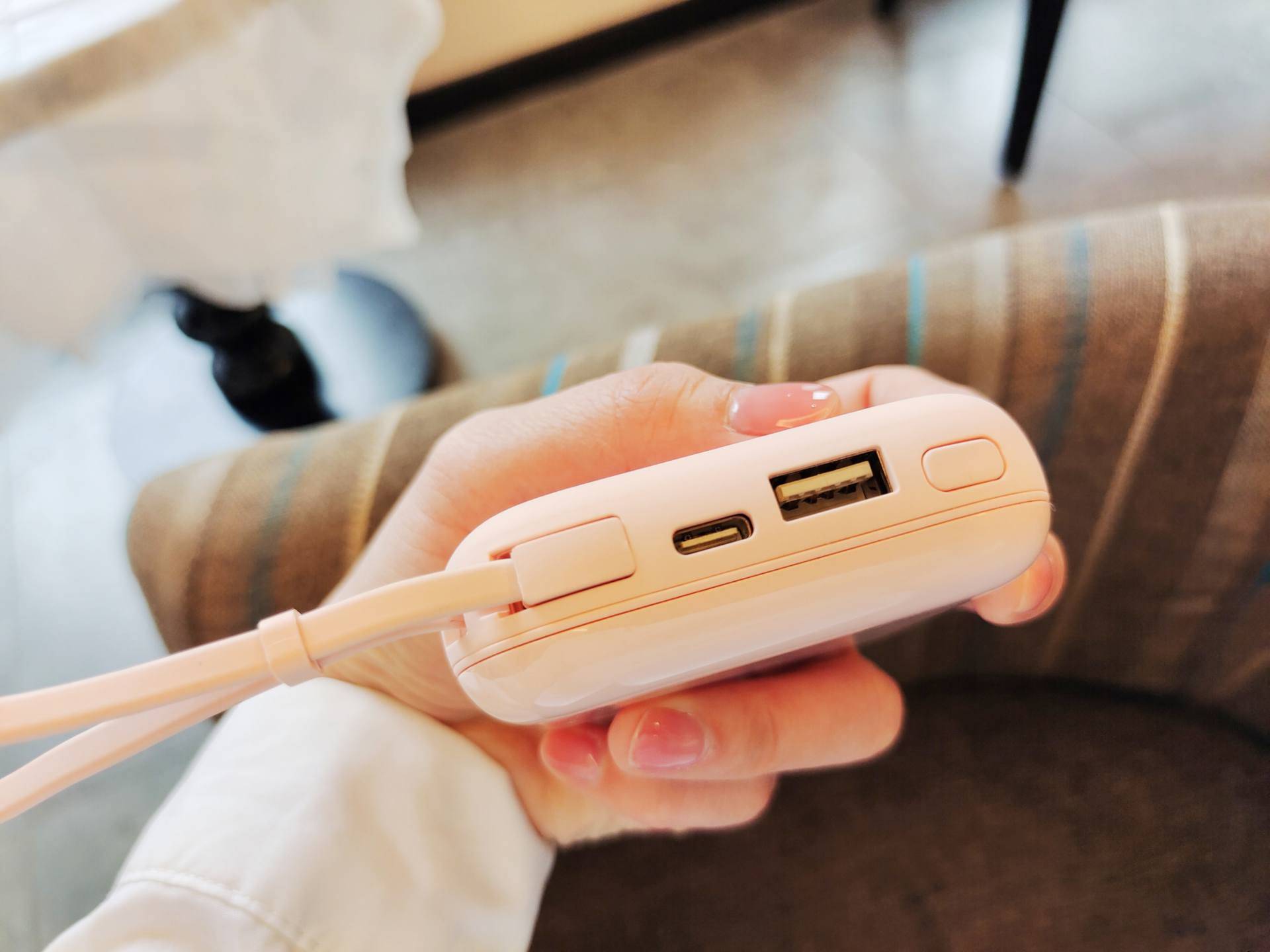 人生第一款充电宝，RAVPower自带线充电宝，小宝贝大能量