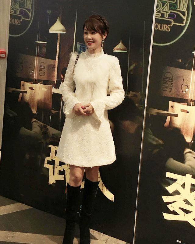 原创梁小冰年过半百风韵犹存穿挂脖裙时髦优雅就是鞋子太拉垮