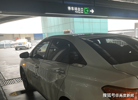 記者下載t3 app併成功打到一輛網約車後,該男子帶記者來到了上車點