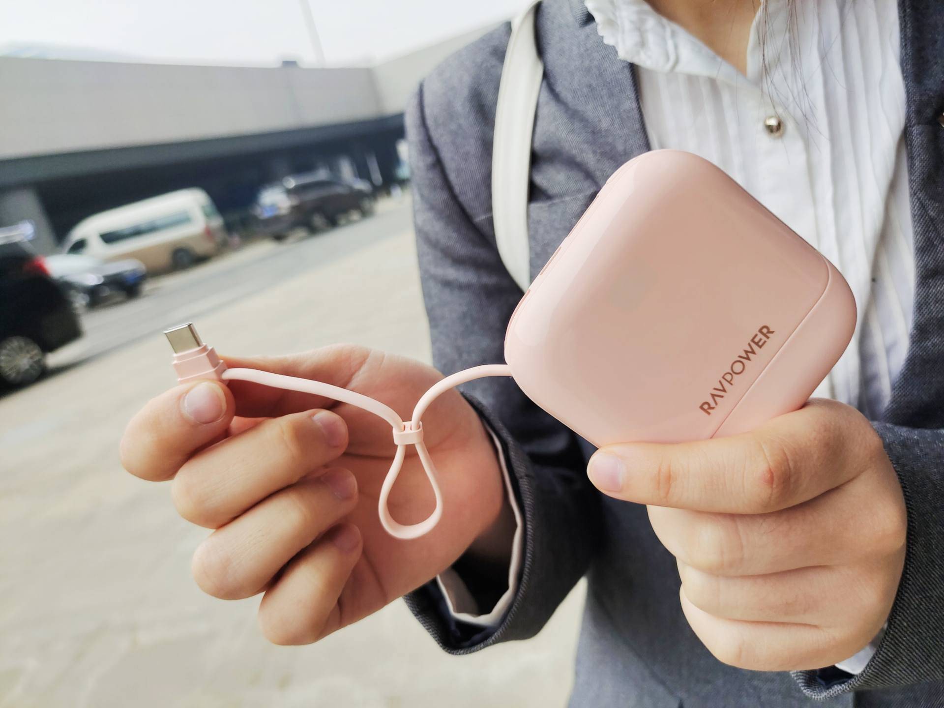 人生第一款充电宝，RAVPower自带线充电宝，小宝贝大能量