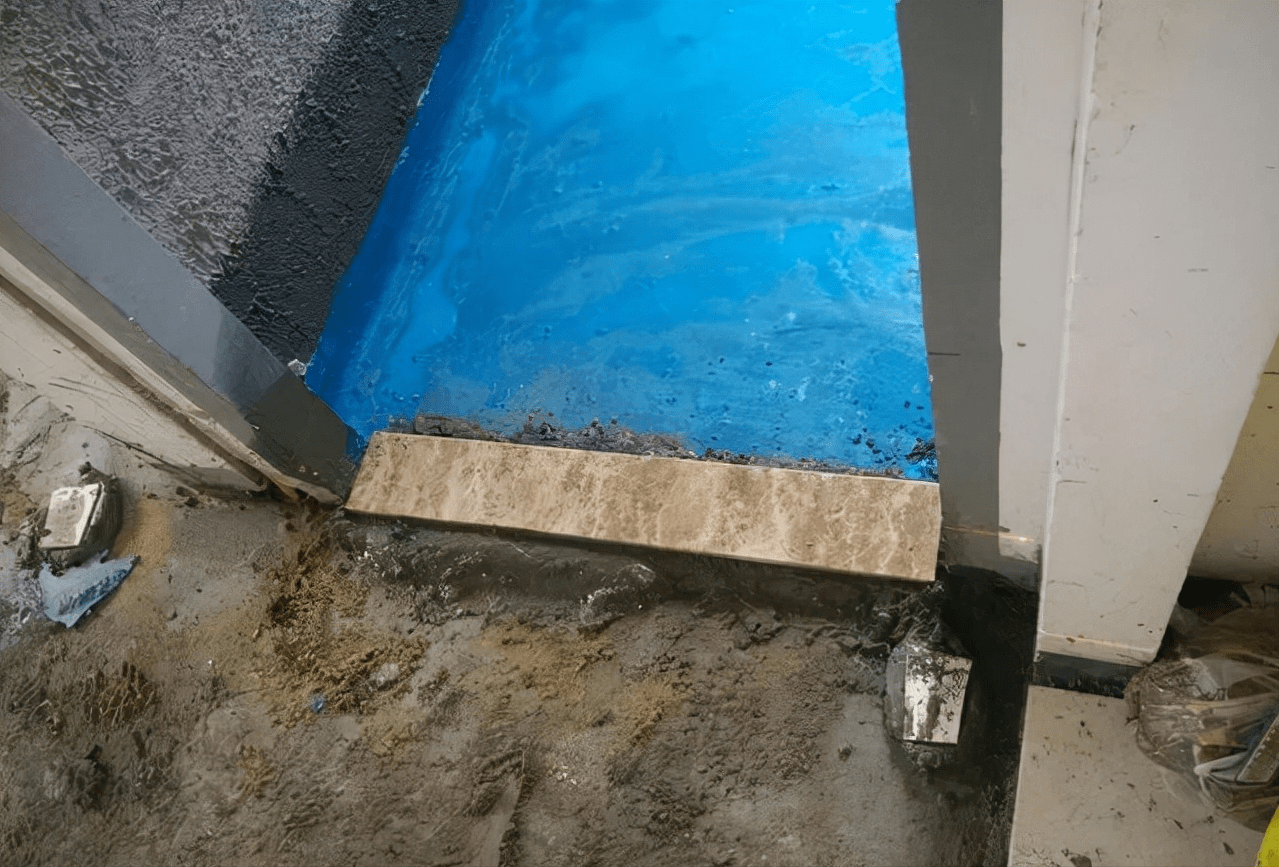 我们都知道做防水是为了保证瓷砖下的积水不会渗透到楼下,而安装