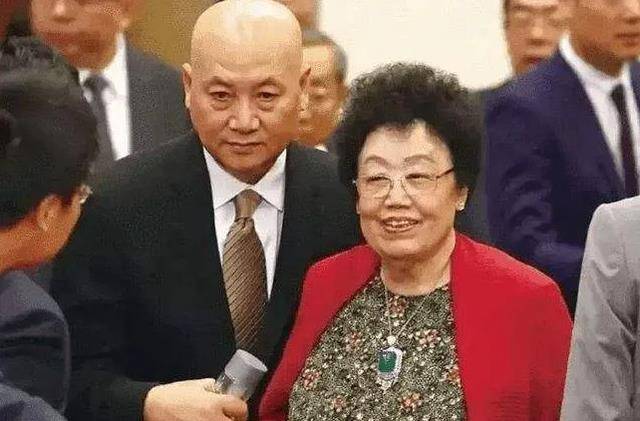 什么|“唐僧”迟重瑞娶到富婆后，郭德纲慕名拜访，一把椅子才300万？