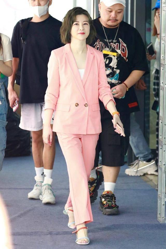 原创杜华成quot职场穿搭quot新模板粉色西装配新发色时髦减龄又洋气