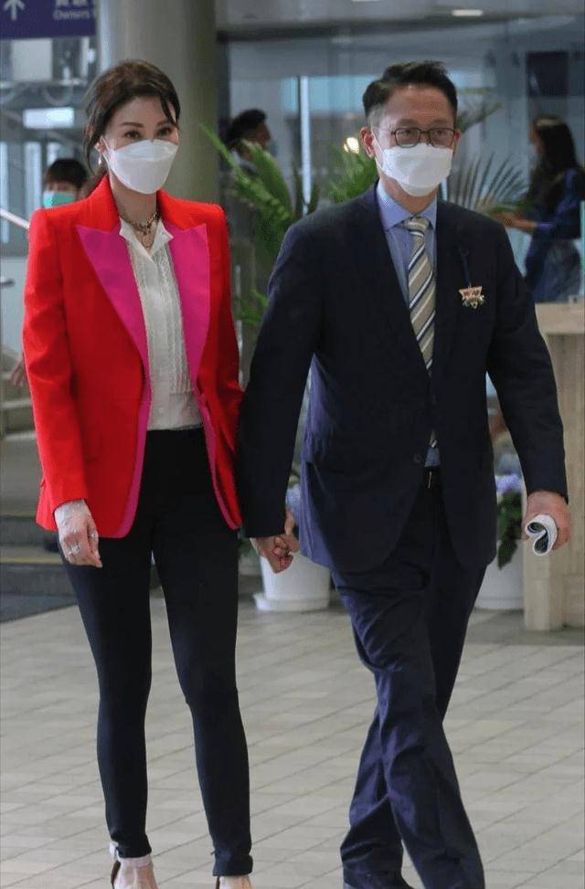 老公李嘉欣母子发福胖好多，9岁儿子腿比爸爸粗，豪门老公被穿成鲜肉