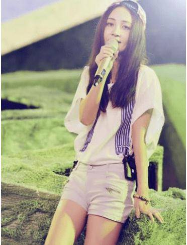 富豪 姚笛罕见秀恩爱，她与富豪男友同穿情侣装羽绒服，男帅女靓配一脸