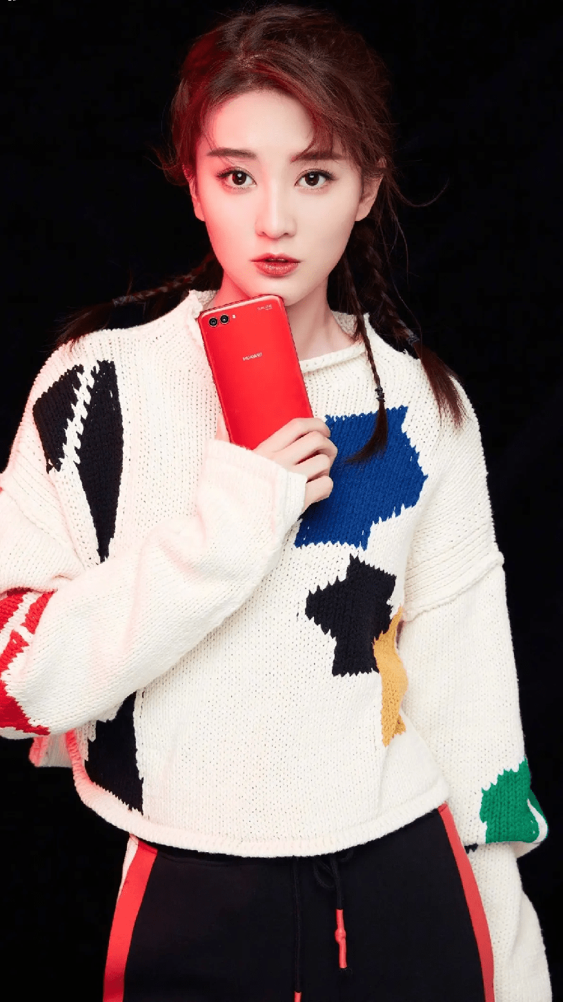 形象 女明星私下素颜出门挺像路人的，乔欣看着像没睁开眼睛，眉毛真淡