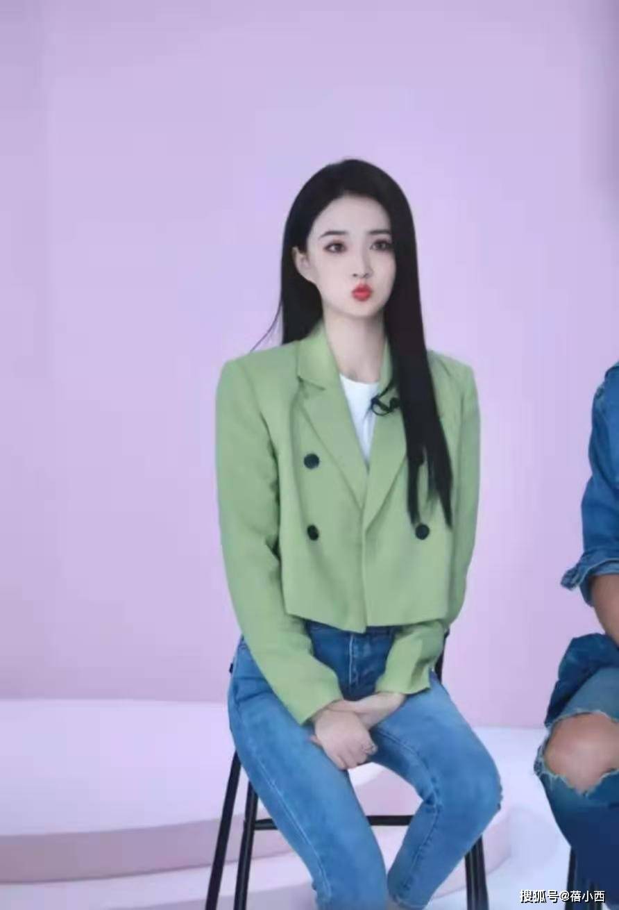 配饰 “徐璐”衣品真出众，小香风外套搭露脐吊带，大方秀出“杨柳腰”