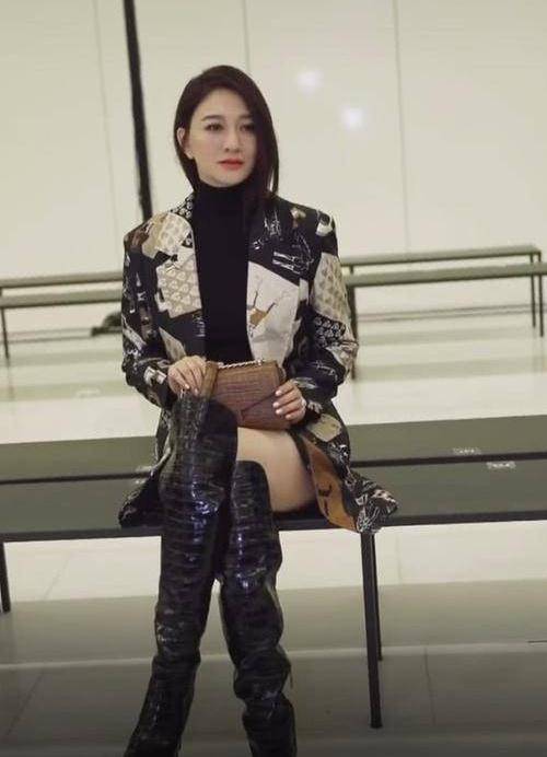 女神李小冉素颜白皙清纯，44岁状态太年轻，跟钟汉良挽手拍照很亲密！