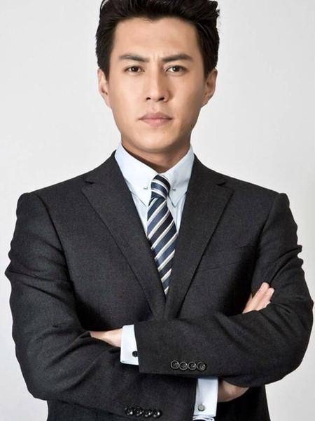 因为|43岁靳东1993年出道,二十多年摸爬滚打,如今成为富豪身价过亿!