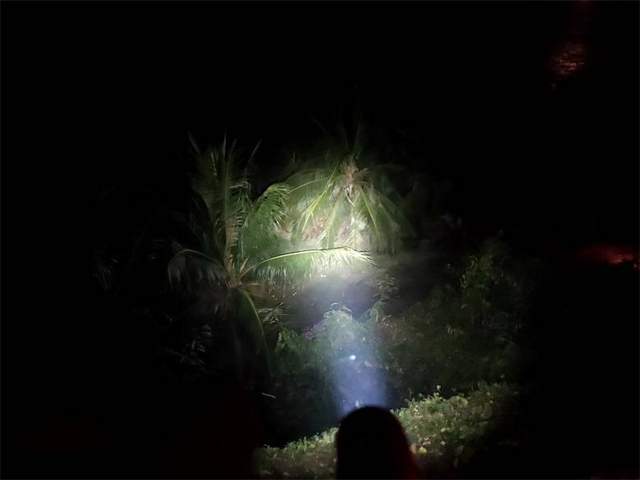采用小直手电筒的低亮模式查看脚下路面情况,低亮模式可照射距离25米