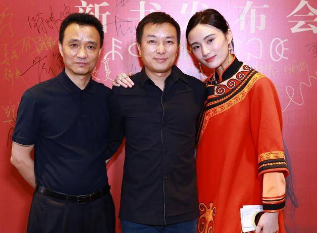 气质揭秘李亚鹏二婚娶90后娇妻原因，16岁斩获世界小姐冠军，气质脱俗