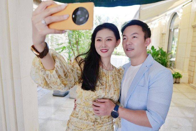 恭喜!体操冠军郭伟阳求婚成功,现场如"花海",娇妻颜值高