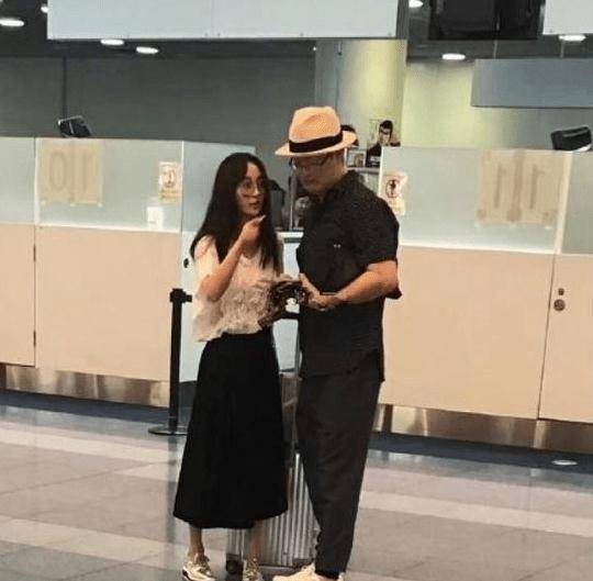 富豪 姚笛罕见秀恩爱，她与富豪男友同穿情侣装羽绒服，男帅女靓配一脸