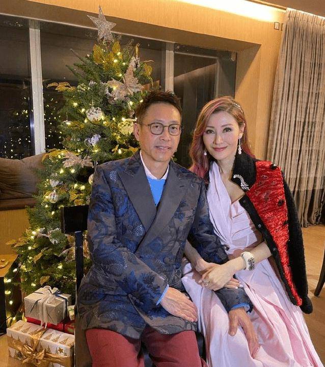老公李嘉欣母子发福胖好多，9岁儿子腿比爸爸粗，豪门老公被穿成鲜肉