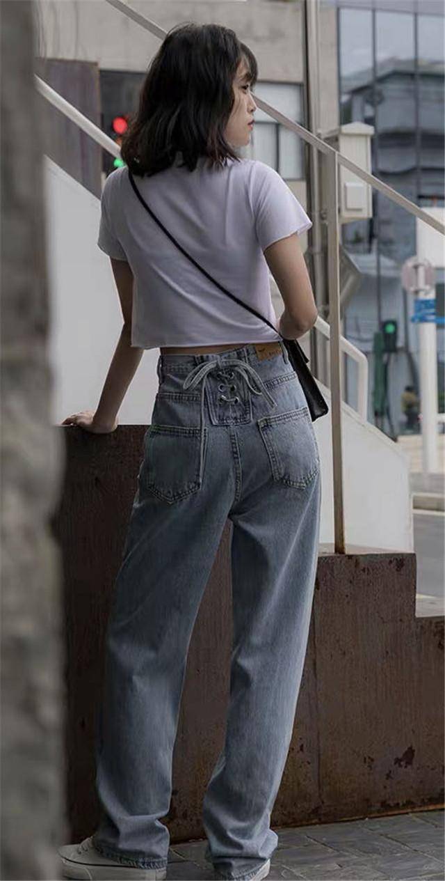 上身偏瘦,下身偏胖的比例很不协调,失去了梨形身材的女性魅力.