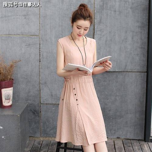 黑色 简单文艺的上衣短袖加上一件干净利落的牛仔裤