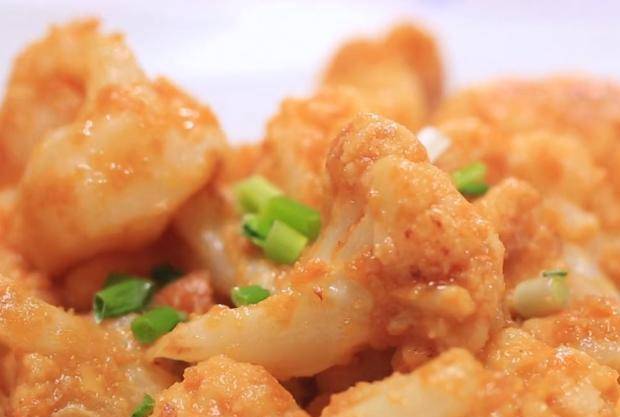 原创简单好吃的蛋黄烩花菜咸香味美营养又解馋家人爱吃的美食