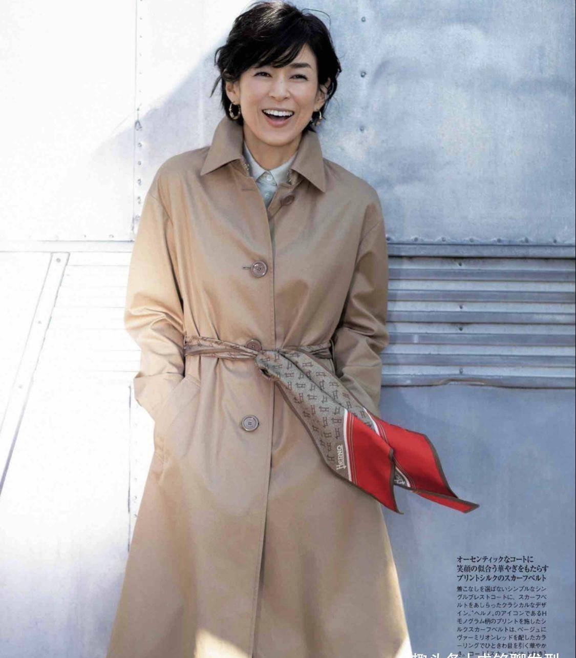 铃木保奈美春季穿搭,简约时尚又减龄,54岁还是美得让人心动_身材_深灰