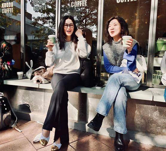 驾驭者 朱珠跟减肥杠上了！穿健美裤户外做平板，一双竹竿腿还嫌不够苗条