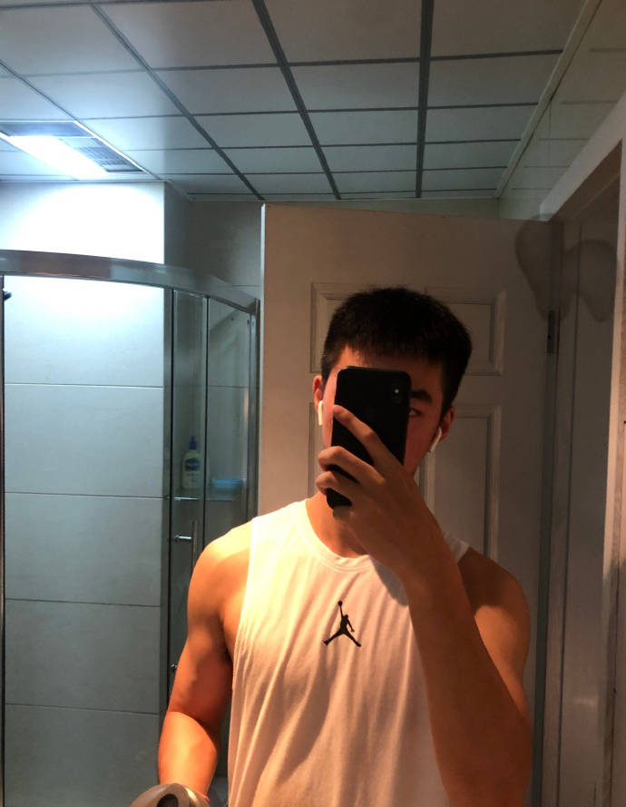 原创22岁杭州大男孩爱撸铁大学毕业收获满身肌肉胸大肌健壮给力