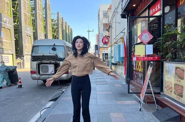 驾驭者 朱珠跟减肥杠上了！穿健美裤户外做平板，一双竹竿腿还嫌不够苗条