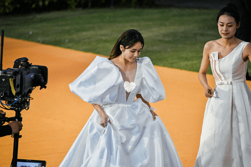 小白 “辣妈刘芸”不是白叫的,穿小白裙显出窈窕身姿,真像在逃公主