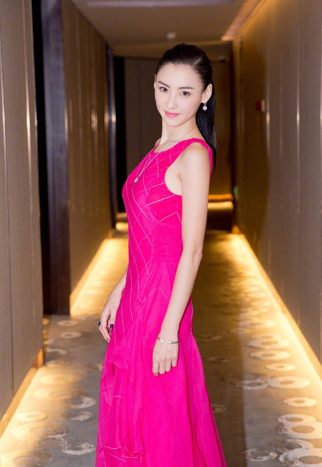 领收 40岁张柏芝近照释出,一袭白色花边薄纱裙出镜,状态依旧好到爆