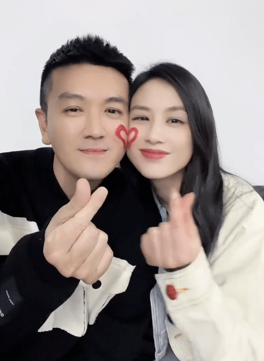 原创杨子携妻高调秀恩爱亲吻黄圣依嘴唇似霸总夫妻花式比心太好嗑