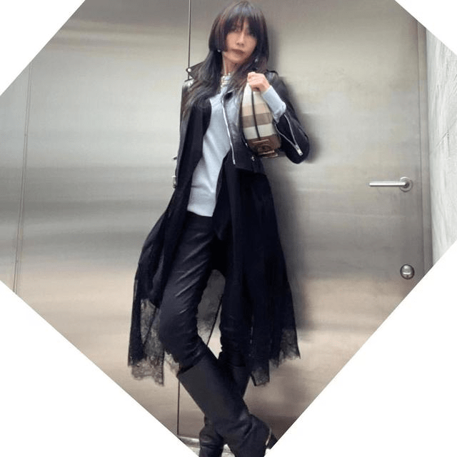 身材 工藤静香罕见和妈同框，80岁妈妈身材过分骨感，穿高跟年轻似40岁