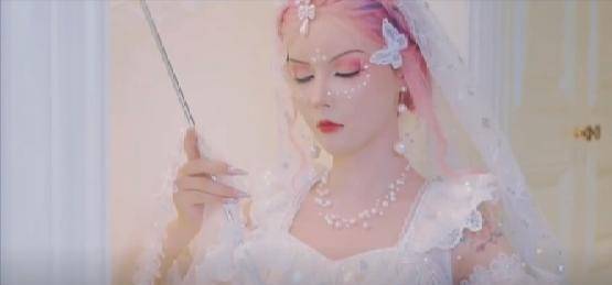 底子真人芭比迪丽拉卸妆辟谣，却只擦了眼妆与眉毛，吃饭都不敢张嘴