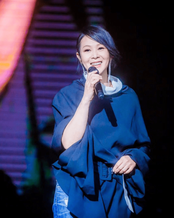 设计 刘若英凹性感造型!修身礼服胸前设计太大胆,跟沙漏一样