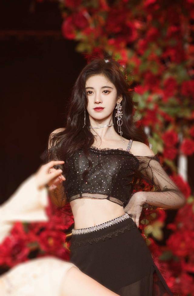 陪衬 鞠婧祎不愧四千年美女,亮片黄裙撞衫吴宣仪,气质上略胜一筹