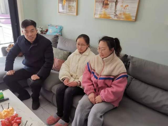 吴海霞主任向家长学生调查师德建设情况▲▲九年级陈春雷主任向家长
