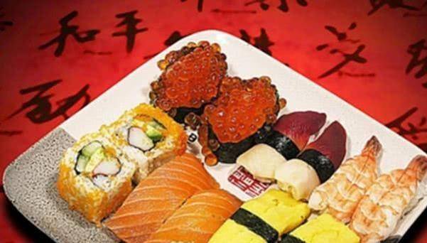 日本人拿寿司挑战中国菜,结果被一碗饭打败,网友:这就是中国