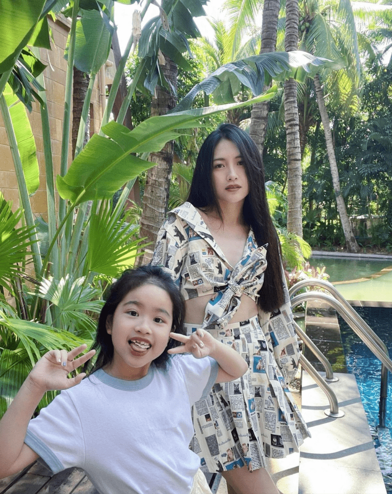 原创包文婧带女儿去海南度假穿卡通小套裙真嫩母女二人似姐妹