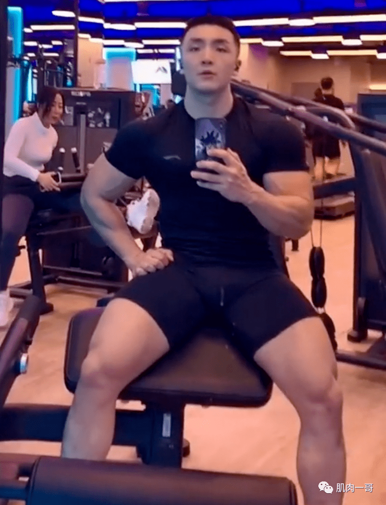 东北肌肉小哥秀翘臀走红,体脂8%太绝了