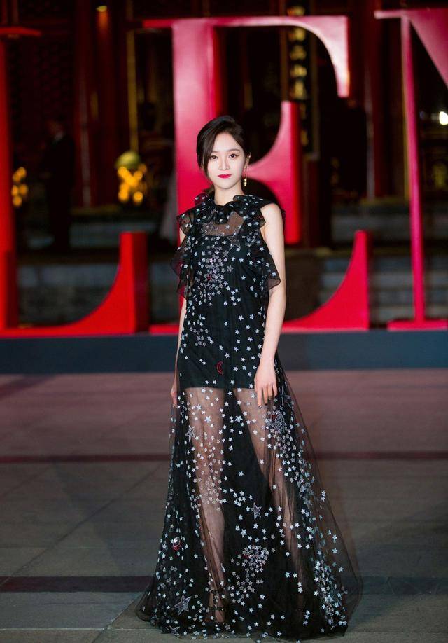 陪衬 鞠婧祎不愧四千年美女,亮片黄裙撞衫吴宣仪,气质上略胜一筹