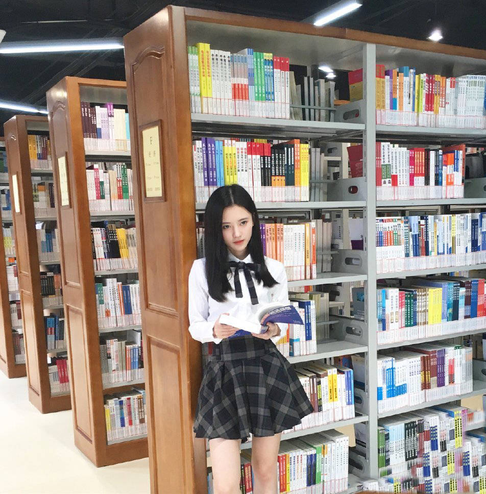 有一种少女颜叫鞠婧祎穿粉马甲配格子裙好像学生清纯又可爱