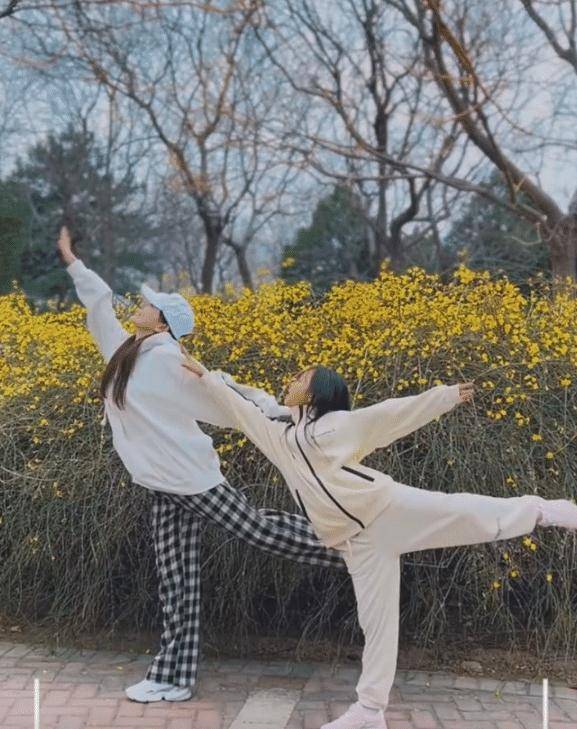 原创李小璐带女儿踏青搞怪拍照9岁甜馨身高太优越长发披肩气质佳