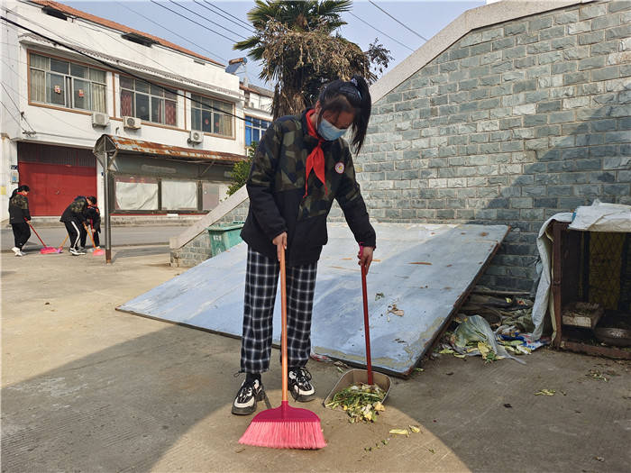 學雷鋒,清掃街道暖人心_活動_黃花塘鎮_雞毛撣子